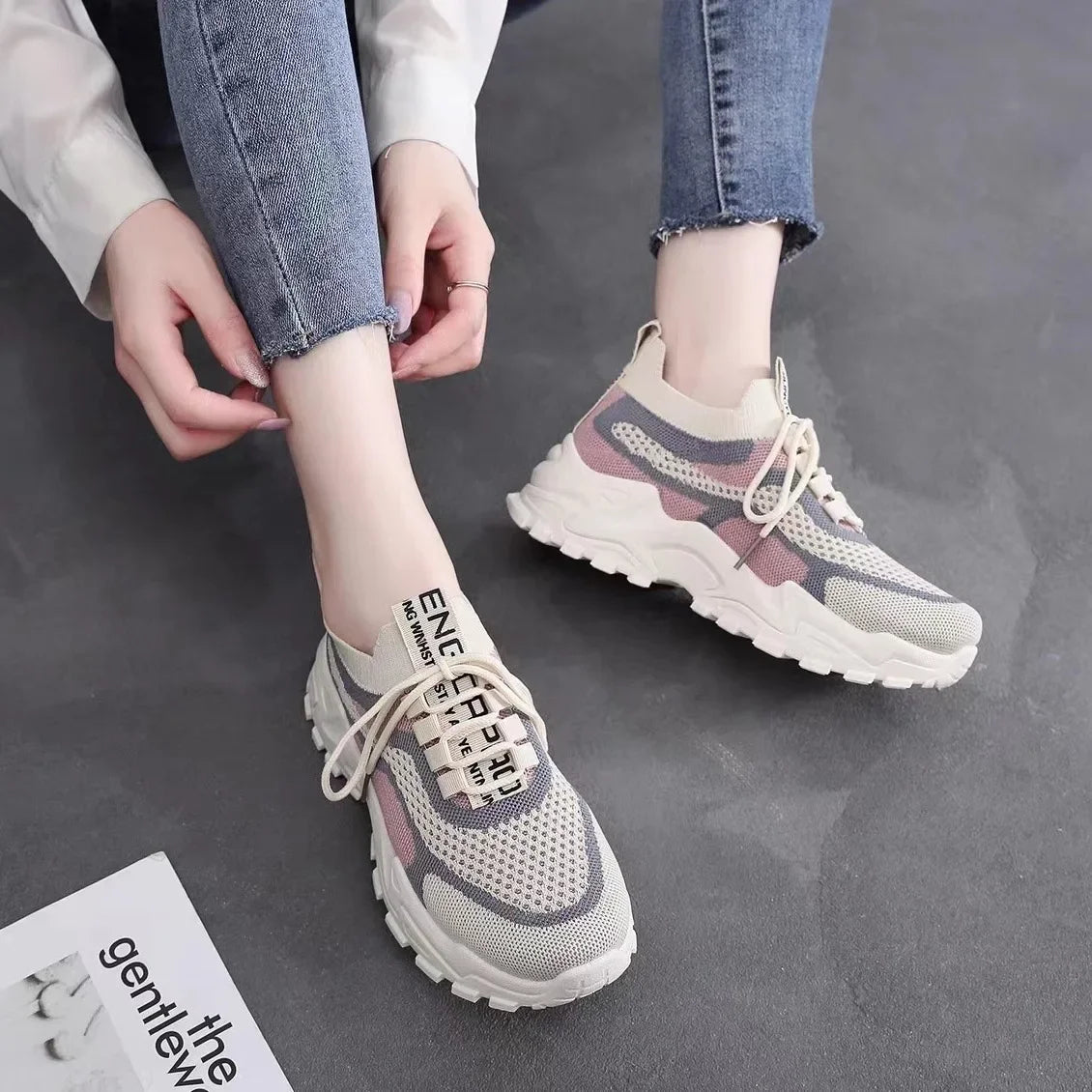 2026 Spring New Ultra-light Running Shoes Sports Women's Shoes Mesh Non-slip Breathable Soft-soled Lightweight Casual Shoes